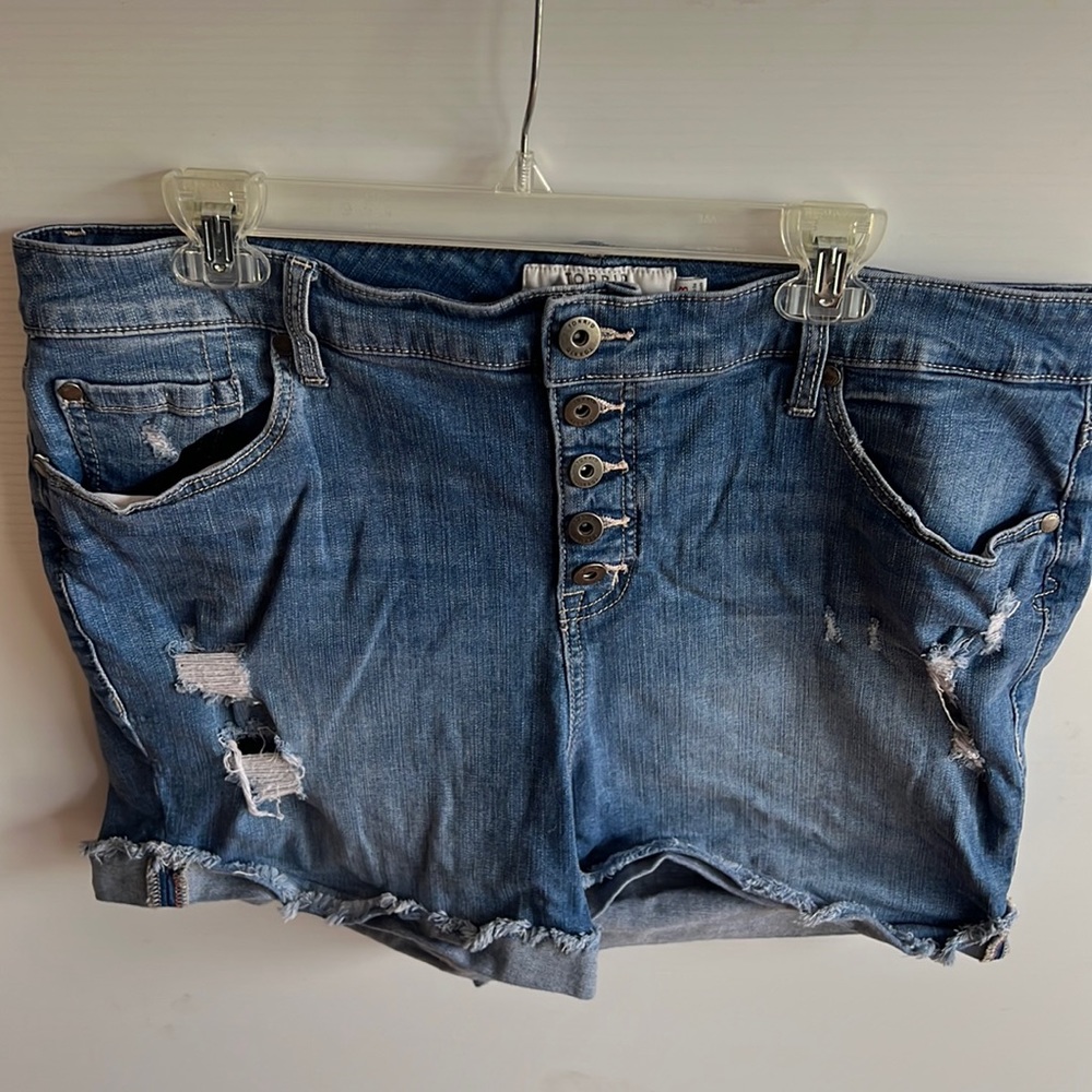 TORRID size 18 medium wash denim shorts